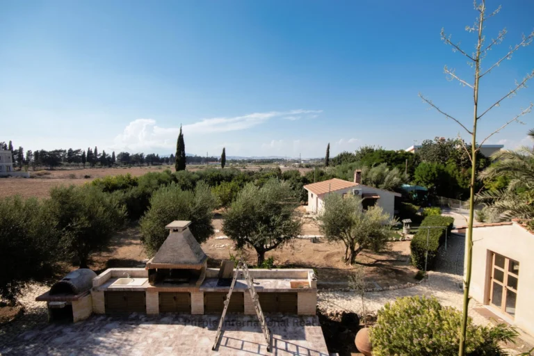 5 Bedroom House for Sale in Pervolia Larnacas