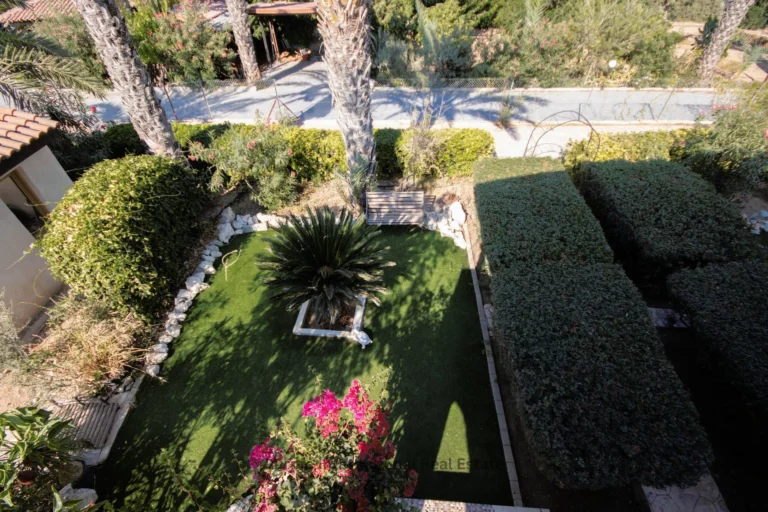 5 Bedroom House for Sale in Pervolia Larnacas