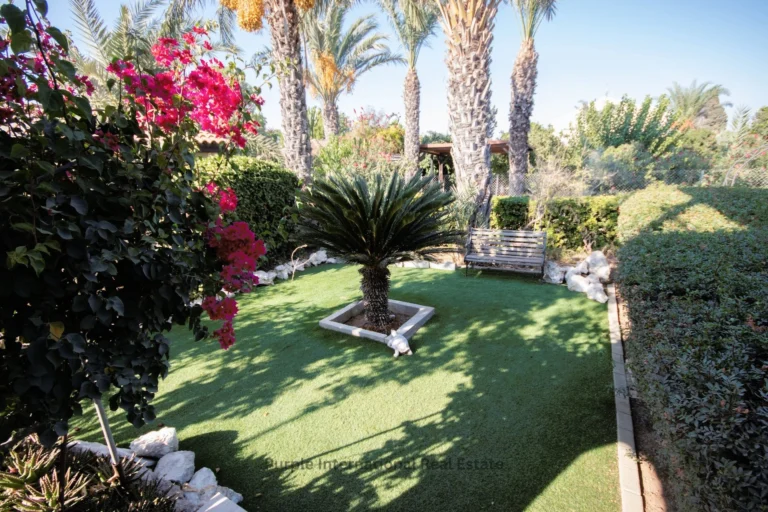 5 Bedroom House for Sale in Pervolia Larnacas