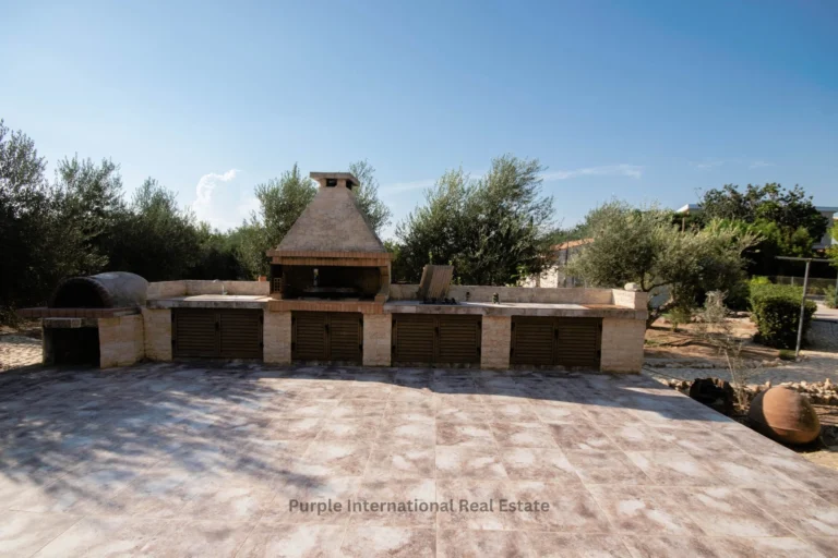 5 Bedroom House for Sale in Pervolia Larnacas
