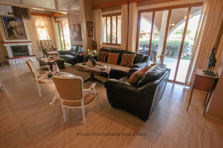 5 Bedroom House for Sale in Pervolia Larnacas