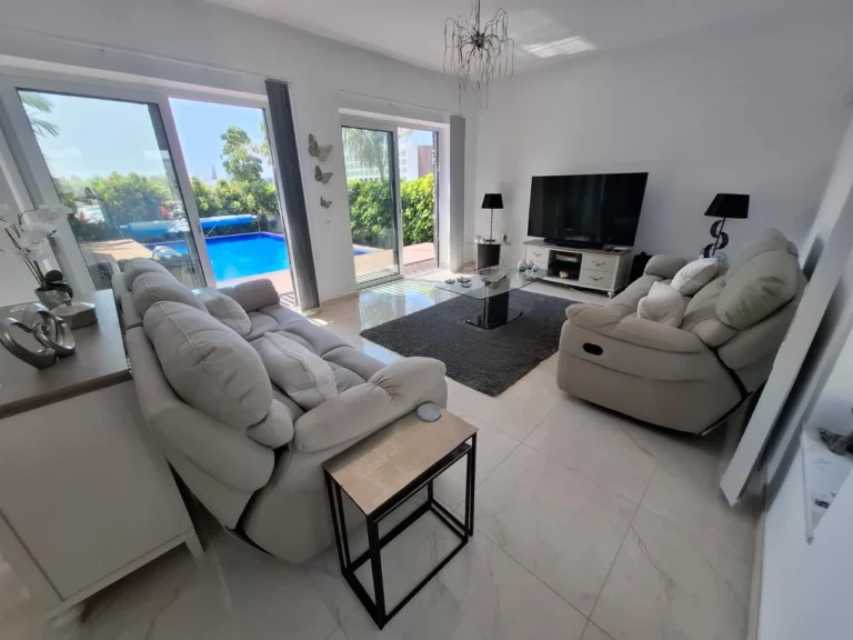 6+ Bedroom House for Sale in Kato Paphos