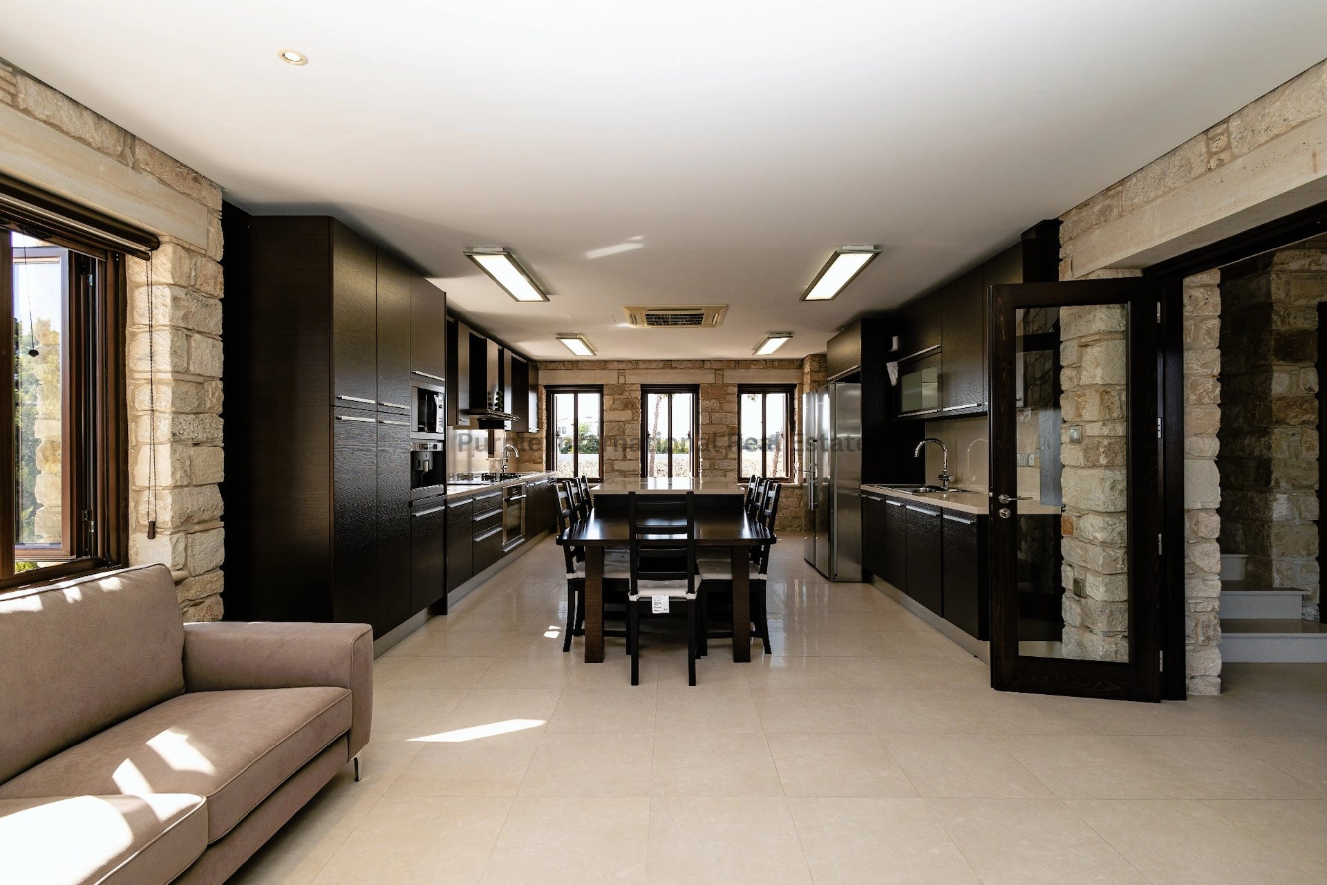 470m² House for Sale in Pervolia Larnacas