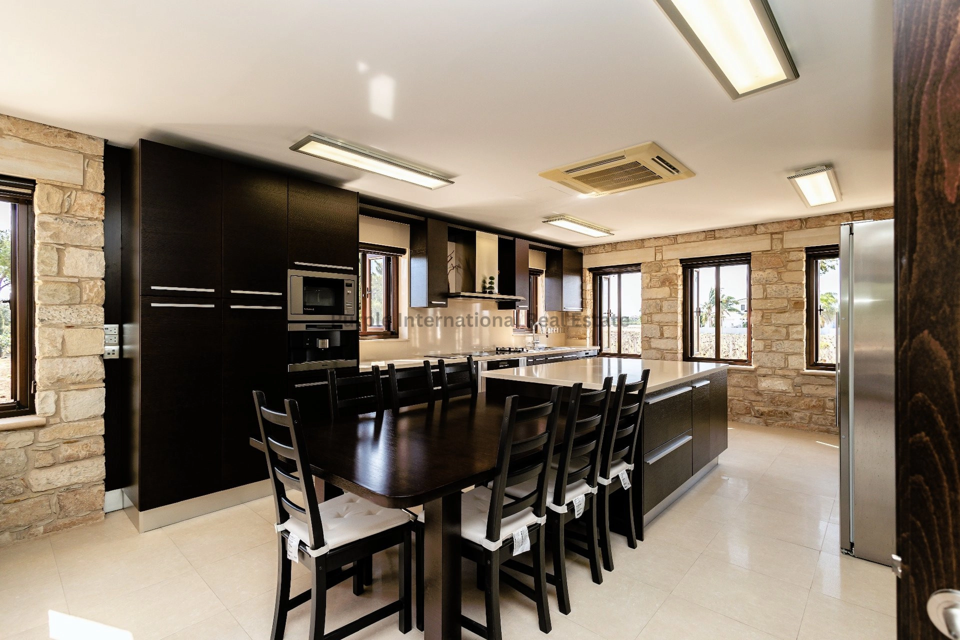 470m² House for Sale in Pervolia Larnacas