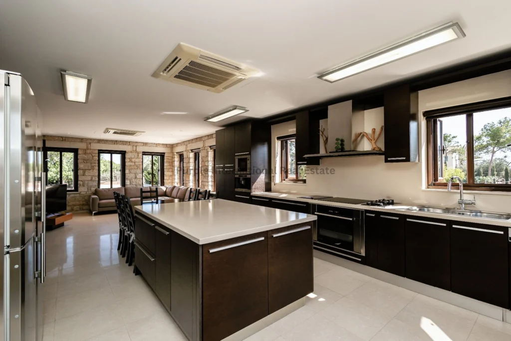 470m² House for Sale in Pervolia Larnacas