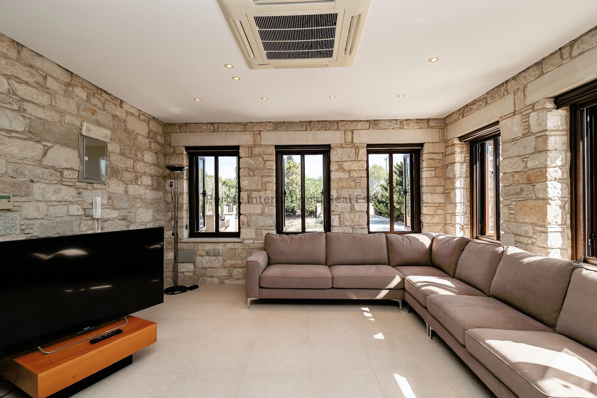 470m² House for Sale in Pervolia Larnacas