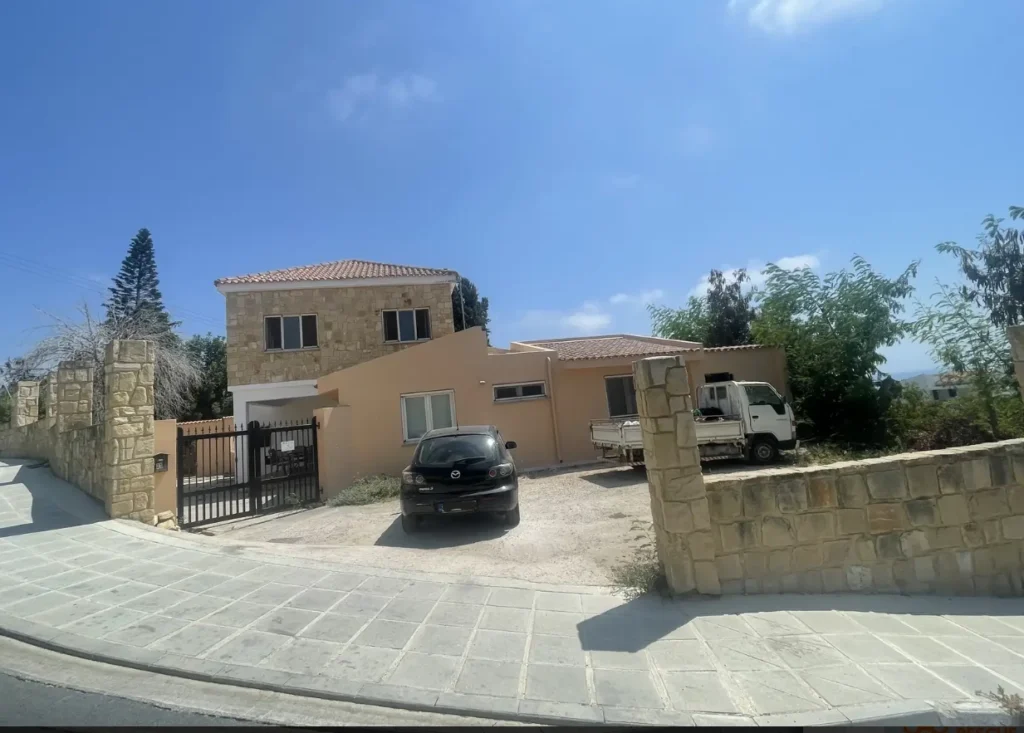 5 Bedroom House for Sale in Chlorakas, Paphos District