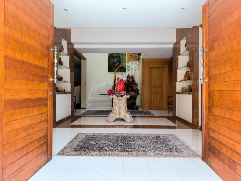 5 Bedroom House for Sale in Aradippou, Larnaca District