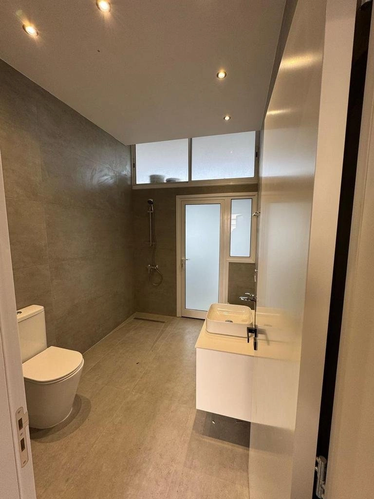 400m² Office for Rent in Limassol District