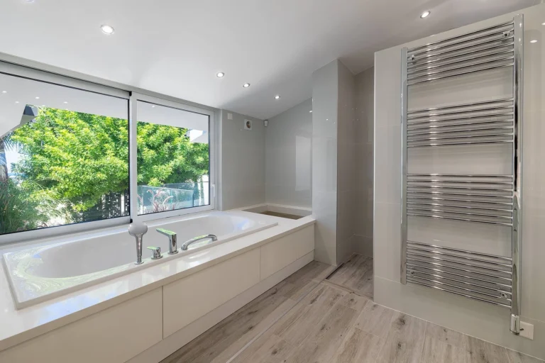 5 Bedroom House for Sale in Kissonerga, Paphos District