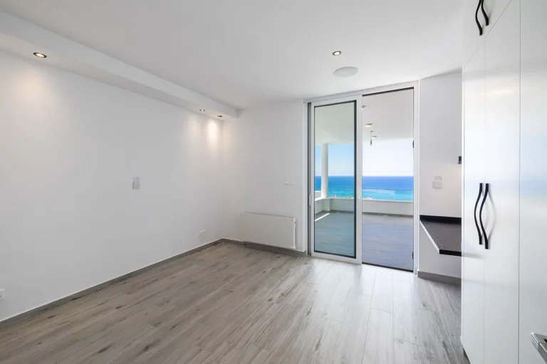 5 Bedroom House for Sale in Kissonerga, Paphos District