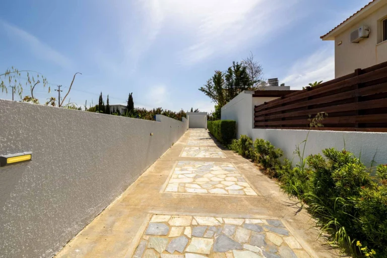 5 Bedroom House for Sale in Kissonerga, Paphos District