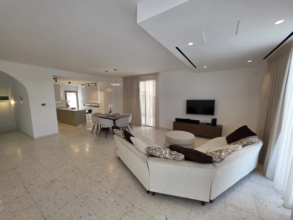 5 Bedroom House for Sale in Germasogeia, Limassol District