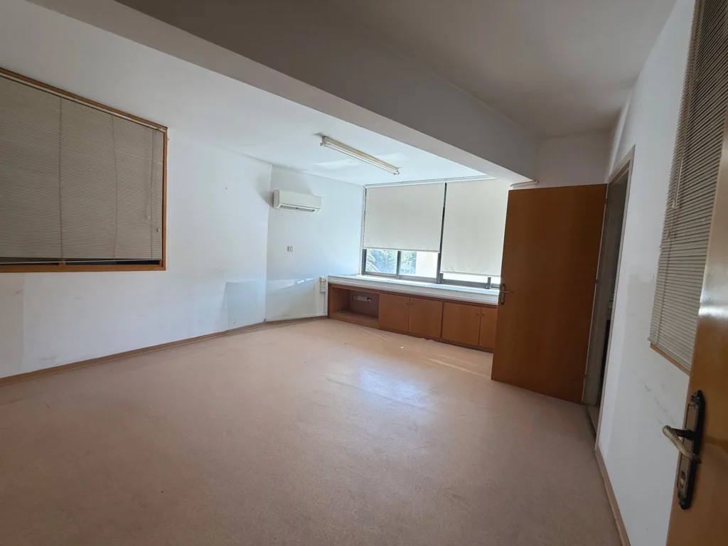 Здание площадью 1070 м² на продажу в районе Пафоса