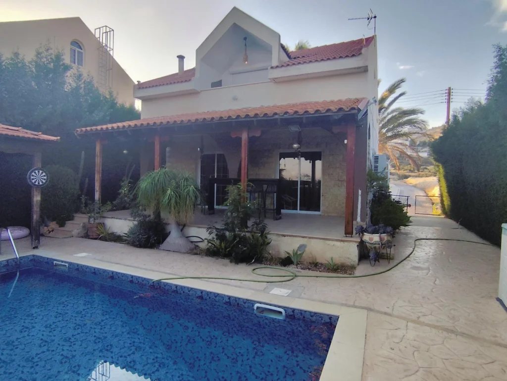 2 Bedroom House for Rent in Agios Tychonas, Limassol District