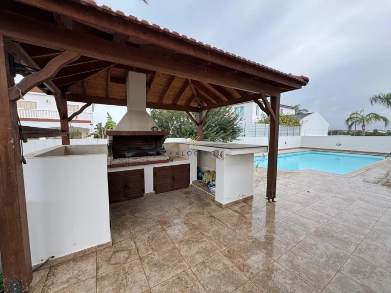 5 Bedroom House for Sale in Oroklini, Larnaca District