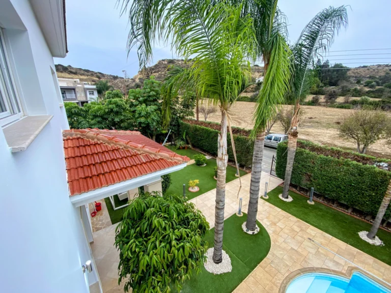 Дом с 5 спальнями в аренду в Агиос Тихонас, район Лимассола